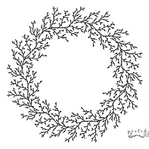 Puede incluir: Ilustraci&oacute;n en blanco y negro de una corona hecha de ramas con peque&ntilde;as hojas. La corona es circular y tiene un dise&ntilde;o simple. El texto "Gretchen Plottet" est&aacute; escrito en cursiva en la parte inferior de la imagen.