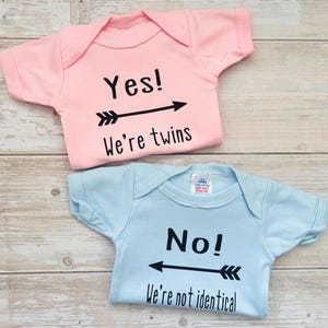 Yes! We’re twins.. No! We’re not identical twin vests, gift for twin babies, newborn clothing sets, gifts for twin boy girls. bild 8