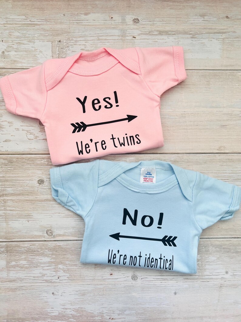 Yes! We’re twins.. No! We’re not identical twin vests, gift for twin babies, newborn clothing sets, gifts for twin boy girls. bild 8