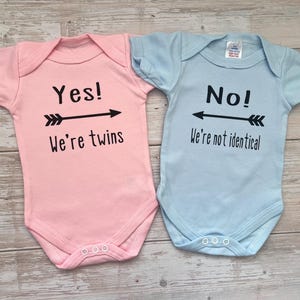 Yes! We’re twins.. No! We’re not identical twin vests, gift for twin babies, newborn clothing sets, gifts for twin boy girls. bild 10