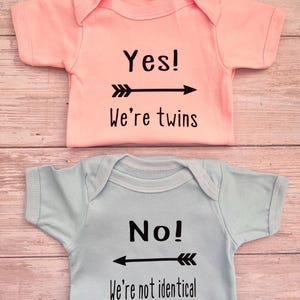Yes! We’re twins.. No! We’re not identical twin vests, gift for twin babies, newborn clothing sets, gifts for twin boy girls. bild 12