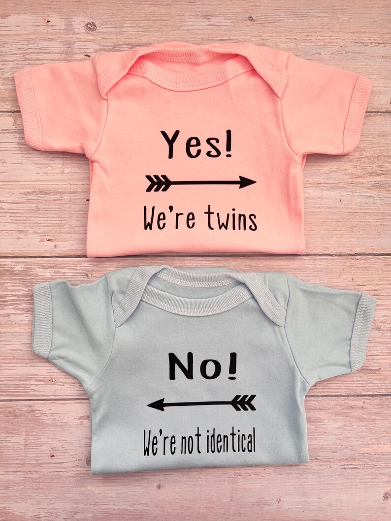 Yes! We’re twins.. No! We’re not identical twin vests, gift for twin babies, newborn clothing sets, gifts for twin boy girls. bild 12