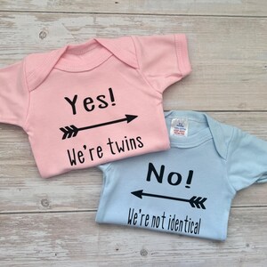 Yes! We’re twins.. No! We’re not identical twin vests, gift for twin babies, newborn clothing sets, gifts for twin boy girls. bild 11