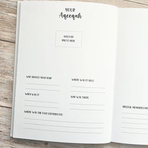 Pode incluir: Um livro branco com um t&iacute;tulo preto "YOUR Aqeeqah" e um espa&ccedil;o para uma foto. O livro tem se&ccedil;&otilde;es para registrar detalhes sobre o evento, como quem raspou o cabelo do beb&ecirc;, onde foi realizado e mem&oacute;rias especiais.