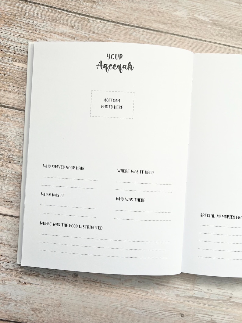 Pode incluir: Um livro branco com um t&iacute;tulo preto "YOUR Aqeeqah" e um espa&ccedil;o para uma foto. O livro tem se&ccedil;&otilde;es para registrar detalhes sobre o evento, como quem raspou o cabelo do beb&ecirc;, onde foi realizado e mem&oacute;rias especiais.