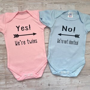 Yes! We’re twins.. No! We’re not identical twin vests, gift for twin babies, newborn clothing sets, gifts for twin boy girls. bild 7