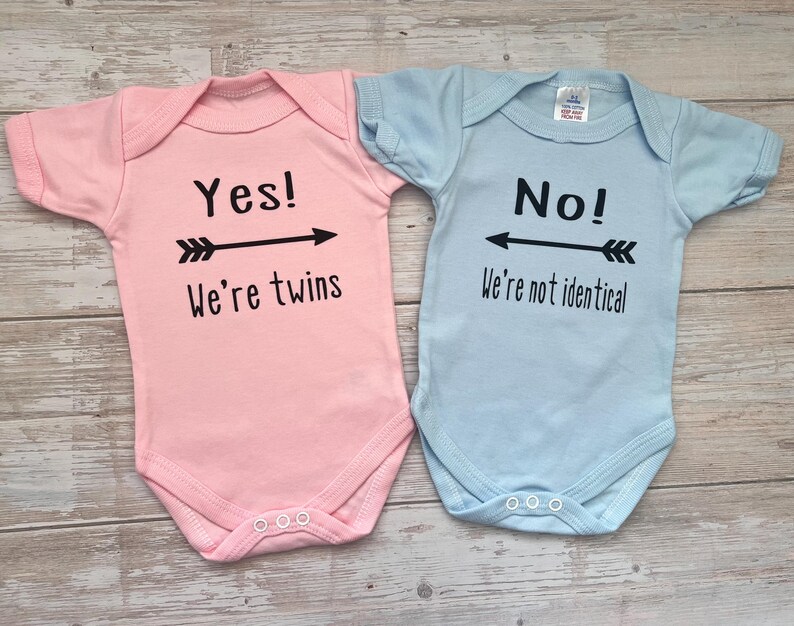 Yes! We’re twins.. No! We’re not identical twin vests, gift for twin babies, newborn clothing sets, gifts for twin boy girls. bild 7