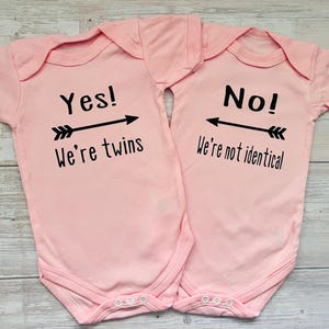 Yes! We’re twins.. No! We’re not identical twin vests, gift for twin babies, newborn clothing sets, gifts for twin boy girls. bild 6