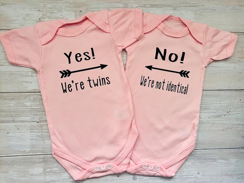 Yes! We’re twins.. No! We’re not identical twin vests, gift for twin babies, newborn clothing sets, gifts for twin boy girls. bild 6