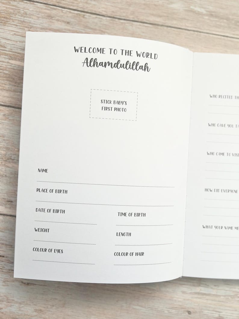 Pode incluir: Um livro branco de mem&oacute;rias de beb&ecirc; com as palavras "Bem-vindo ao mundo Alhamdulillah" e um espa&ccedil;o para colar a primeira foto do beb&ecirc;. O livro tem se&ccedil;&otilde;es para registrar o nome do beb&ecirc;, o local e a data de nascimento, a hora do nascimento, o peso, o comprimento, a cor dos olhos e a cor do cabelo.