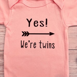Yes! We’re twins.. No! We’re not identical twin vests, gift for twin babies, newborn clothing sets, gifts for twin boy girls. bild 13