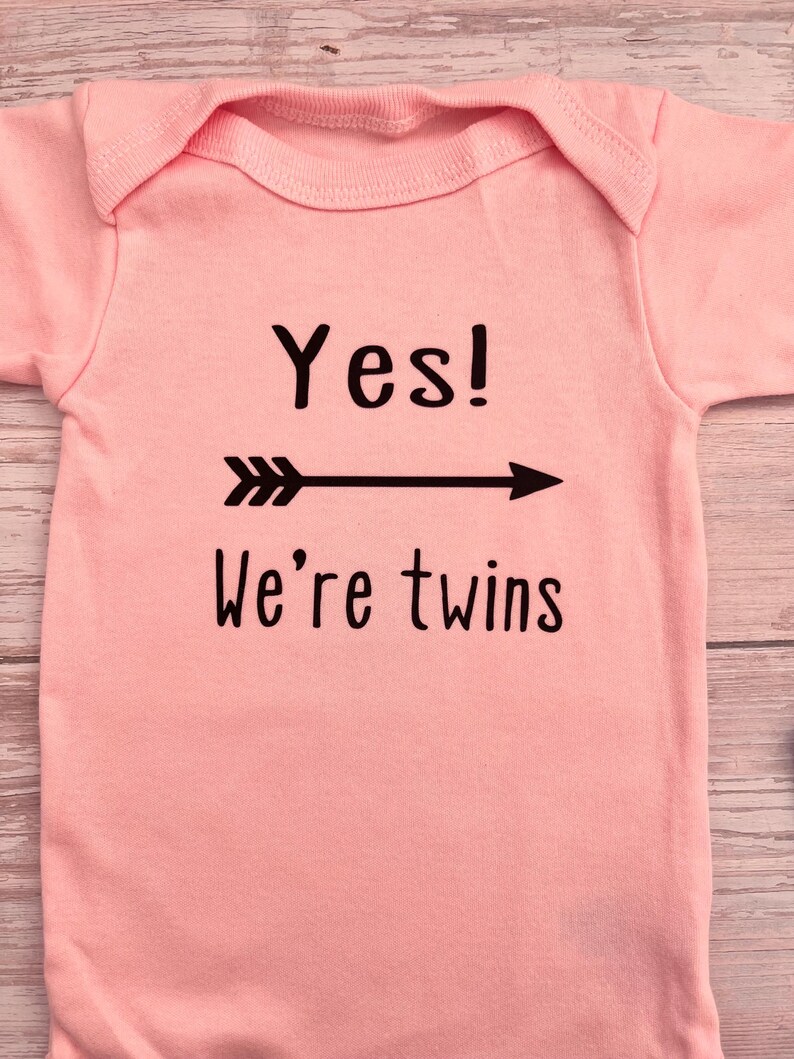 Yes! We’re twins.. No! We’re not identical twin vests, gift for twin babies, newborn clothing sets, gifts for twin boy girls. bild 13