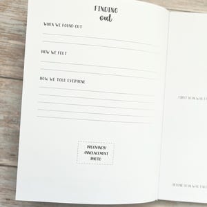 Pode incluir: Um di&aacute;rio branco com texto preto que diz "Finding out" e tem se&ccedil;&otilde;es para "When we found out", "How we felt" e "How we told everyone". H&aacute; um espa&ccedil;o para uma foto etiquetada como "Pregnancy Announcement Photo".