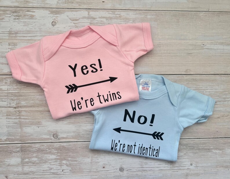 Yes! We’re twins.. No! We’re not identical twin vests, gift for twin babies, newborn clothing sets, gifts for twin boy girls. bild 3