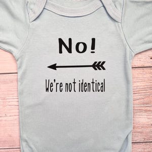 Yes! We’re twins.. No! We’re not identical twin vests, gift for twin babies, newborn clothing sets, gifts for twin boy girls. bild 14