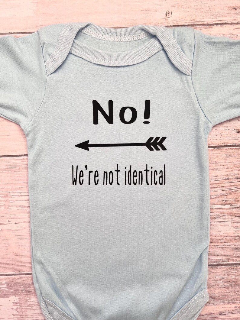 Yes! We’re twins.. No! We’re not identical twin vests, gift for twin babies, newborn clothing sets, gifts for twin boy girls. bild 14