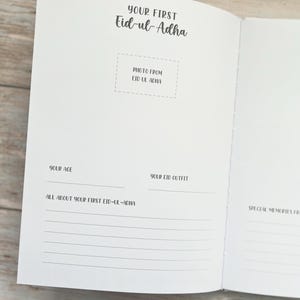 Pode incluir: Um livro branco com um t&iacute;tulo preto que diz "YOUR FIRST Eid-ul-Adha". O livro tem um espa&ccedil;o para uma foto, uma se&ccedil;&atilde;o para "YOUR AGE", "YOUR EID OUTFIT", "ALL ABOUT YOUR FIRST EID-UL-ADHA", e "SPECIAL MEMORIES FROM EID-UL-ADHA".