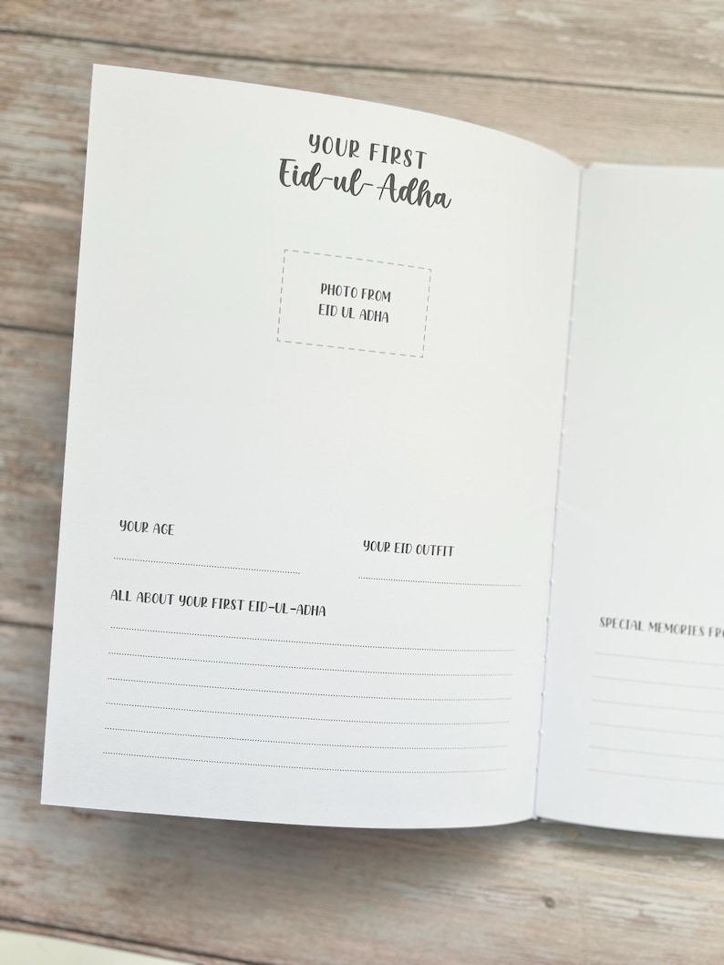 Pode incluir: Um livro branco com um t&iacute;tulo preto que diz "YOUR FIRST Eid-ul-Adha". O livro tem um espa&ccedil;o para uma foto, uma se&ccedil;&atilde;o para "YOUR AGE", "YOUR EID OUTFIT", "ALL ABOUT YOUR FIRST EID-UL-ADHA", e "SPECIAL MEMORIES FROM EID-UL-ADHA".