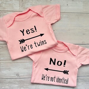 Yes! We’re twins.. No! We’re not identical twin vests, gift for twin babies, newborn clothing sets, gifts for twin boy girls. bild 9