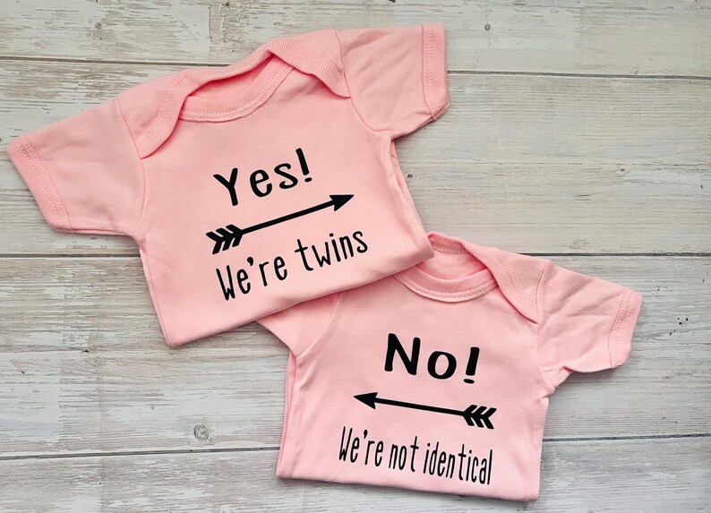 Yes! We’re twins.. No! We’re not identical twin vests, gift for twin babies, newborn clothing sets, gifts for twin boy girls. bild 9