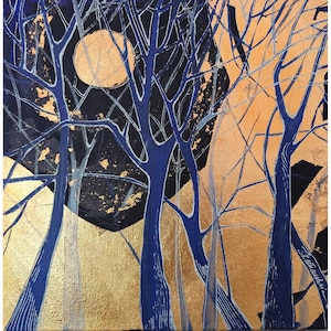 Könnte beinhalten: Abstrakte Malerei eines Waldes bei Nacht. Das Kunstwerk zeigt blaue Bäume mit verschlungenen Ästen vor einem goldenen und schwarzen Hintergrund. Ein Vollmond ist oben in der Mitte sichtbar.