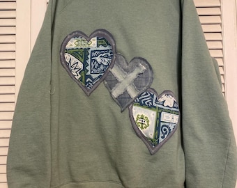 Sudadera vaquera con borde sin rematar y apliques de corazón para mujer, estilo bohemio, de polar verde, reciclada y única en su tipo.