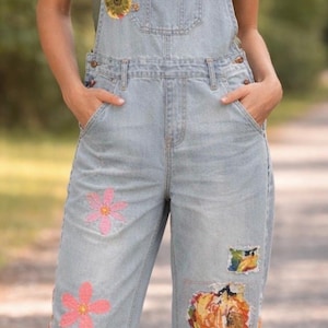 Upcycled dames denim overalls klein cottagecore patchwork bloemen overall met bretels boho wijde pijpen jeans bloemen unieke duurzame kleding