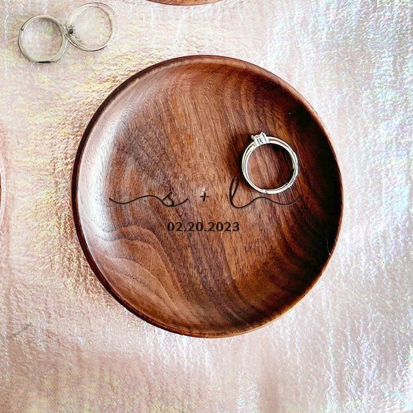 Personalisierte Ringschale aus Naturholz, Initialen Ringhalter, Graviertes Kreis Holztablett, Schmuckschale für Trauung