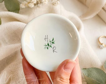 Plato para anillos con iniciales personalizadas para parejas, soporte para anillos de boda a medida, plato minimalista de cerámica para joyas, regalo de aniversario para marido y mujer.