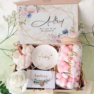 Coffret cadeau personnalisé avec Barcelet, Serez-vous ma demoiselle d'honneur, coffret couleur sable avec tasse en verre