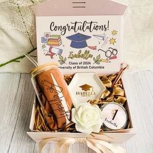 Confezione regalo di laurea personalizzata, set regalo di piatti per anelli di laurea, cesto regalo personalizzato per la classe del 2024, pacchetto regalo di tazze di vetro per la figlia