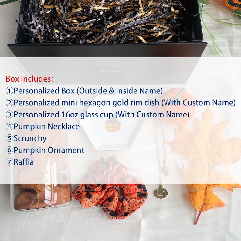 Pu&ograve; includere: Un set regalo contenente una scatola personalizzata, un mini piatto esagonale con bordo dorato, un bicchiere in vetro da 473 ml, una collana a forma di zucca, un elastico per capelli, un ornamento a zucca e rafia. Il testo recita: Box Includes: 1 Personalized Box, 2 Personalized mini hexagon gold rim dish, 3 Personalized 16oz glass cup, 4 Pumpkin Necklace, 5 Scrunchy, 6 Pumpkin Ornament, 7 Raffia.