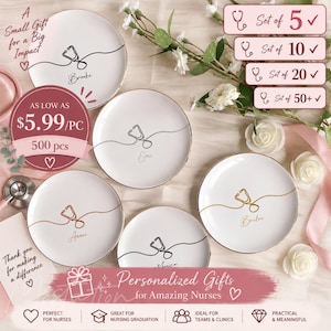 Pode incluir: Cinco pratos de cerâmica branca com bordas douradas, cada um apresentando um desenho de linha minimalista de um estetoscópio e um nome personalizado. Os pratos estão dispostos com sobreposições de texto, incluindo "A Small Gift for a Big Impact" e "Personalized Gifts for Amazing Nurses."
