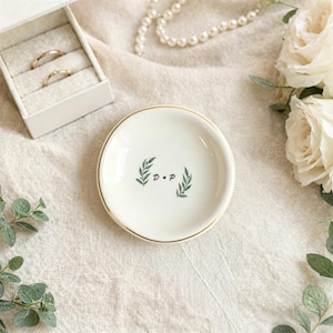 Plato para joyas con iniciales personalizadas, plato minimalista para anillos de boda, regalo personalizado para parejas, regalo de compromiso, pequeño soporte para anillos, decoración para el nuevo hogar.