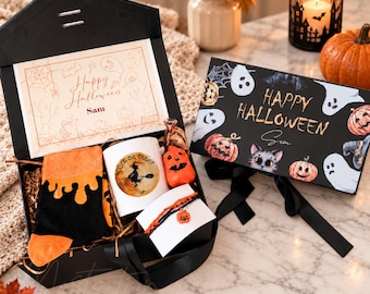 Caja de regalo de Halloween personalizada, juego de regalo de taza con nombre personalizado, calcetines de Halloween, pulsera de calabaza, regalo espeluznante para ella, regalo de Halloween para amigas