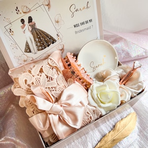 AANBIEDING BRUIDSMEISJE met satijnen kanten gewaad, geschenkdoos bruidsmeisje met gepersonaliseerde uitnodigingskaart, trouwbedankjes _MSP0
