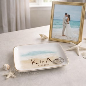 Plat personnalisé pour alliances de plage, plat à bijoux d'art de plage, noms initiaux sur le support de bague de sable, plat de bibelot romantique scène océan