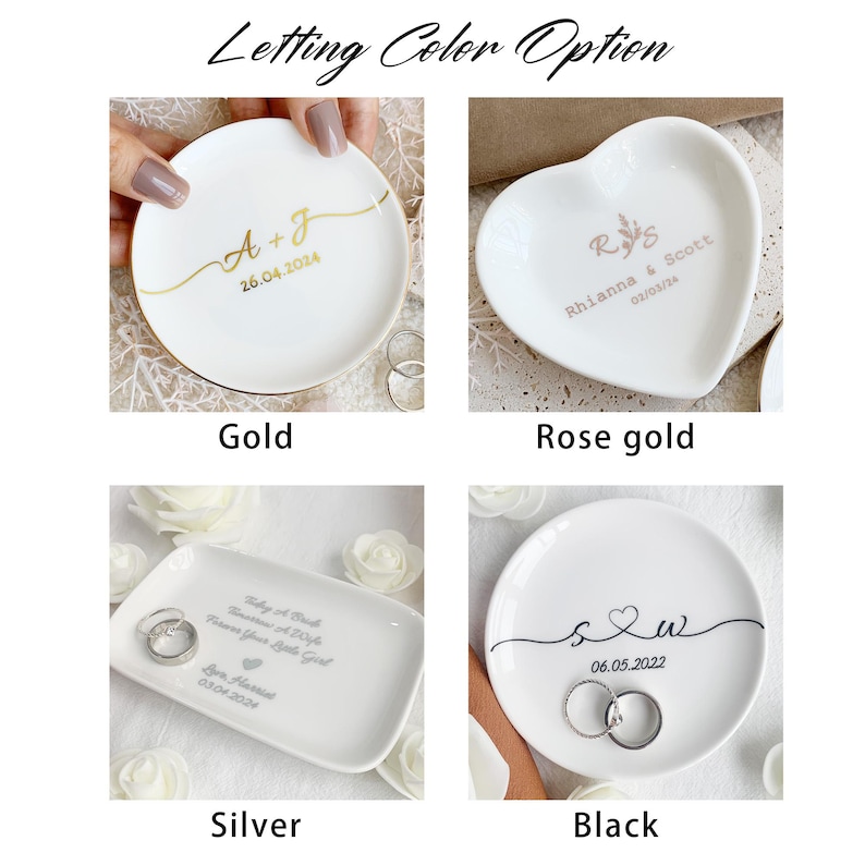 Pu&ograve; includere: Quattro piattini portagioie in ceramica bianca con scritte personalizzate in oro, oro rosa, argento e nero. I piattini sono rotondi, a forma di cuore e rettangolari, con iniziali, nomi e date stampati sulle superfici lisce.