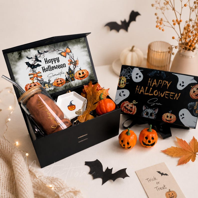 Pu&ograve; includere: Una scatola regalo nera con un coperchio che presenta un design Happy Halloween con zucche, pipistrelli e il nome Samantha. All'interno ci sono un bicchiere di vetro con coperchio in bamb&ugrave;, una cannuccia, un piattino esagonale bianco e foglie.