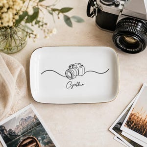 Cadeau op maat voor een fotograaf, sieradenschaaltje met cameralijnkunst, afstudeercadeau voor een fotograaf, sieradenbakje voor een verjaardag, ringschaaltje met naam, cadeau voor je beste vriend(in)