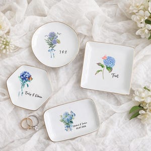 Puede incluir: Juego de tres tazas de cerámica con acabado mate moteado. Cada taza presenta un color diferente: azul claro, crema y gris. Las tazas tienen un diseño simple y moderno y un asa cómoda.