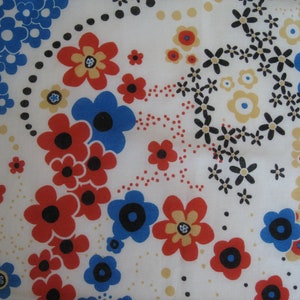 Vintage 60s mod light weight semi-sheer floral daisy print fabric