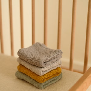 Set of 4 60x60 cm Muslin cloths, 4 colors, Mint, Mustard, Light gray, Gray, Gift for baby, Baby shower gift image 2