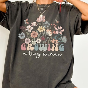 Chemise « Growing A Tiny Human » Comfort Colors®, chemise de grossesse fleurs sauvages, chemise faire-part de grossesse pour future maman, t-shirt de maternité