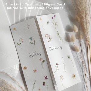 Bonita invitación de boda desplegable con flores silvestres, ejemplo de invitación floral, tarjeta texturizada con líneas finas