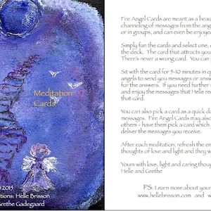 Puede incluir: Un juego de cartas de meditaci&oacute;n Fire Angel con fondo azul y morado. Las cartas muestran una escalera que conduce a una luz brillante. El texto en las cartas dice "Fire Angels Meditation Cards".
