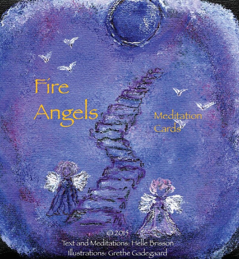Puede incluir: Un juego de cartas de meditaci&oacute;n con un fondo morado y azul. Las cartas presentan una pintura de dos &aacute;ngeles subiendo una escalera hacia una luna en el cielo. El texto en las cartas dice "Fire Angels Meditation Cards".