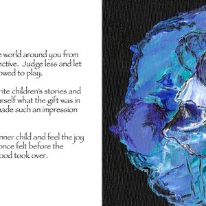 Puede incluir: Una pintura abstracta azul y morada con una figura de una persona con alas. El texto en el lado izquierdo de la imagen dice: "Intenta ahora ver el mundo a tu alrededor desde la perspectiva de un ni&ntilde;o feliz. Juzga menos y deja que tu ni&ntilde;o interior juegue. Encuentra una de tus historias infantiles favoritas y l&eacute;ela de nuevo. Preg&uacute;ntate cu&aacute;l fue el regalo en esta historia y por qu&eacute; te caus&oacute; tal impresi&oacute;n. Escribe una carta a tu ni&ntilde;o interior y siente la alegr&iacute;a y el amor infantil que sentiste antes de que la seriedad de la adultez se hiciera cargo."