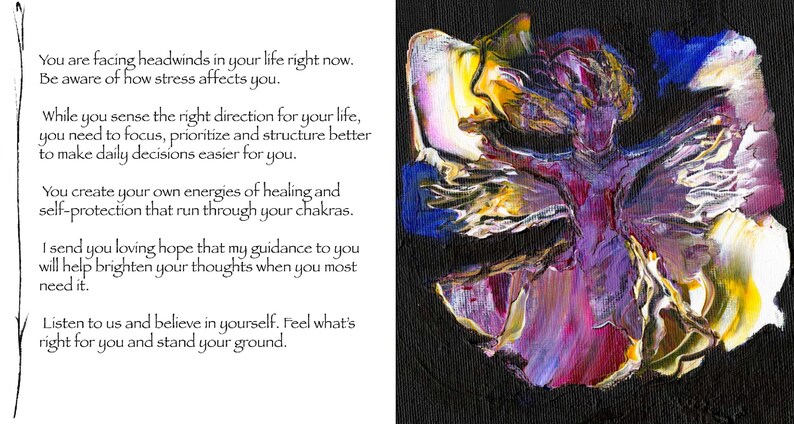 Puede incluir: Una pintura abstracta colorida de una figura alada con un cuerpo morado y alas amarillas, blancas y azules. El fondo es negro. La pintura est&aacute; acompa&ntilde;ada de un texto que dice: "Est&aacute;s enfrentando vientos en contra en tu vida ahora mismo. S&eacute; consciente de c&oacute;mo el estr&eacute;s te afecta. Si bien sientes la direcci&oacute;n correcta para tu vida, necesitas concentrarte, priorizar y estructurar mejor para facilitar tus decisiones diarias. Creas tus propias energ&iacute;as de sanaci&oacute;n y autoprotecci&oacute;n que recorren tus chakras. Te env&iacute;o una esperanza llena de amor para que mi gu&iacute;a te ayude a iluminar tus pensamientos cuando m&aacute;s lo necesites. Esc&uacute;chanos y cree en ti mismo. Siente lo que es correcto para ti y mantente firme."