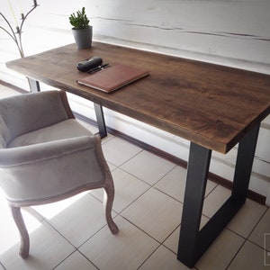 Bureau of eettafel van gerecycled hout met metalen poten, bureau van massief hout, bureau van gerecycled meubilair, industrieel bureau